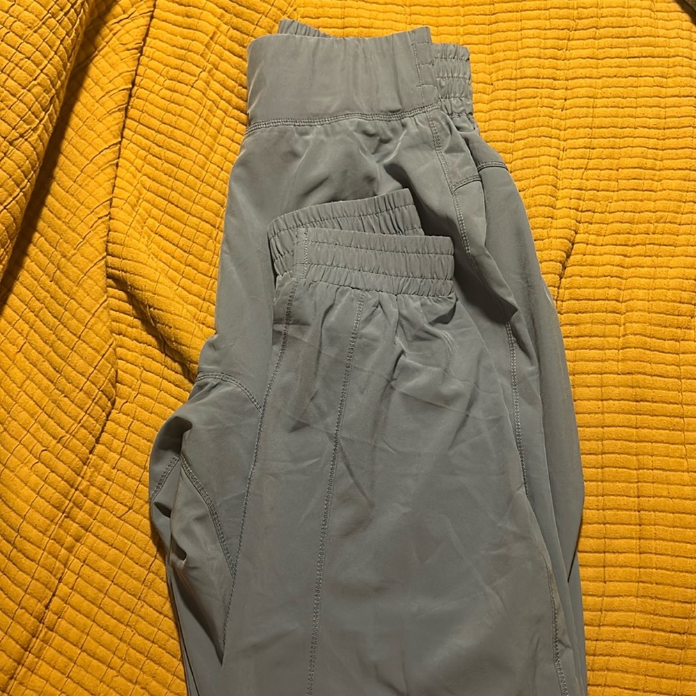 Women’s high waisted Halara Joggers.